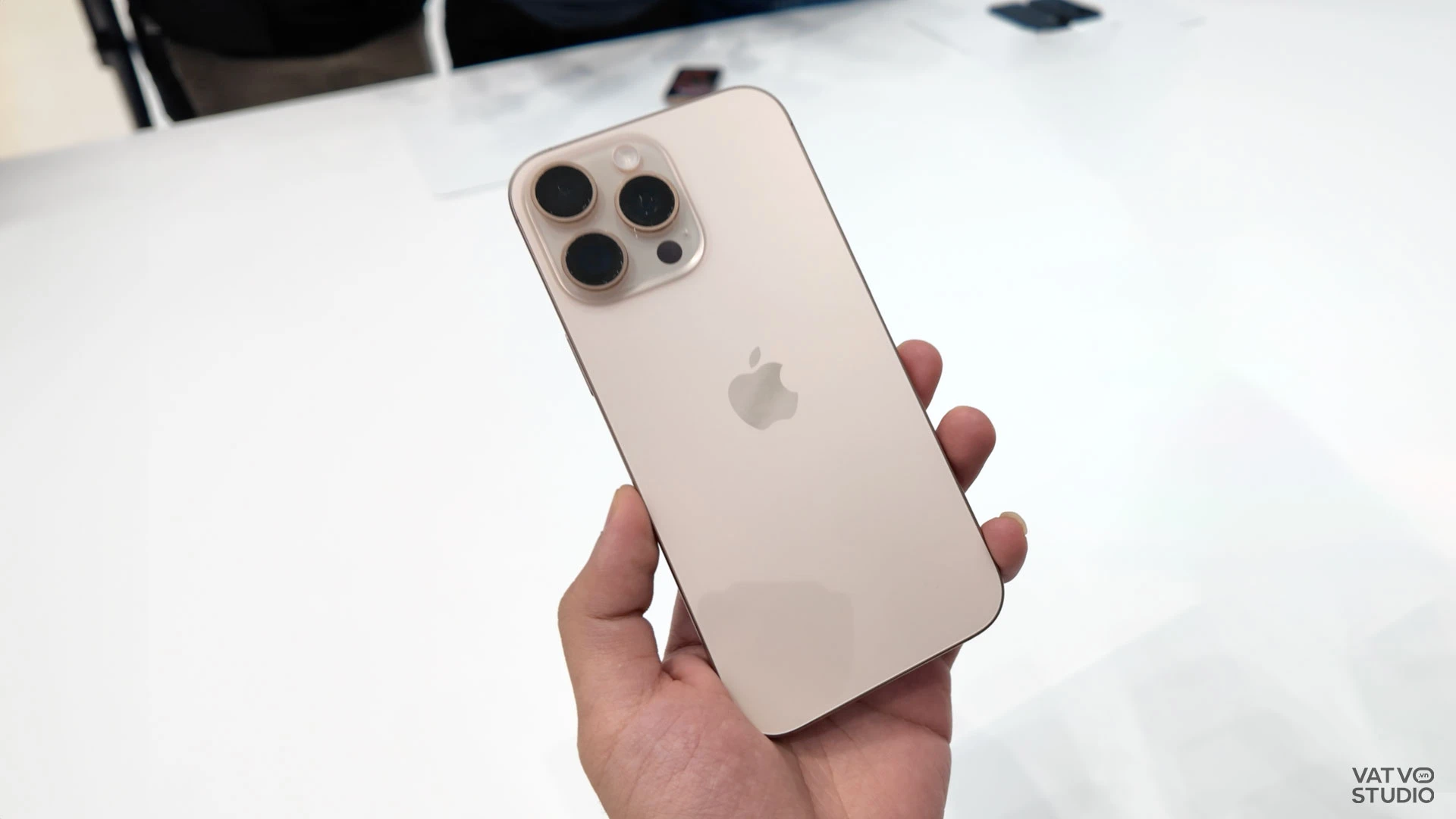 iPhone 16 Pro Max sau 1 năm: Có còn đáng mua năm 2025