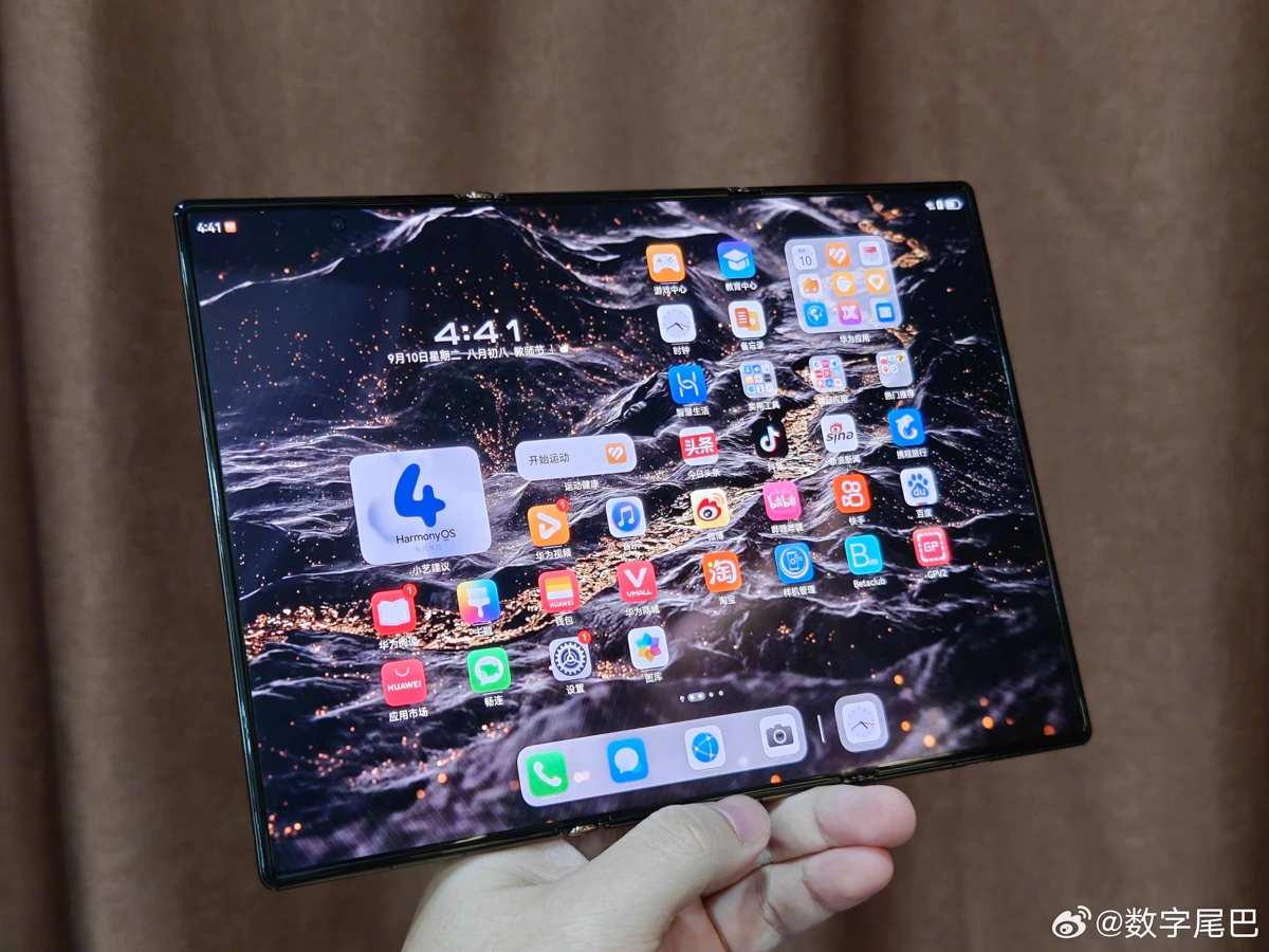 Samsung Galaxy Z TriFold vs Huawei Mate XT Ultimate — ai mới là “vua điện thoại gập ba”